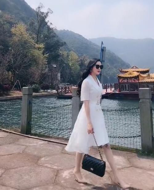  『穿出了女人』穿上西装裙的城市美女，穿搭另有风味!