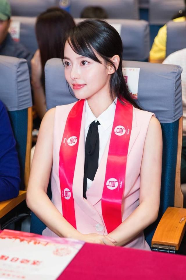 张嘉倪凹这一身粉色马甲，可劲美了，看着就不错