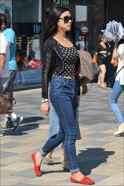 路人街拍，小姐姐长相标志身材更是一流，紧身的裁剪显得身材很好