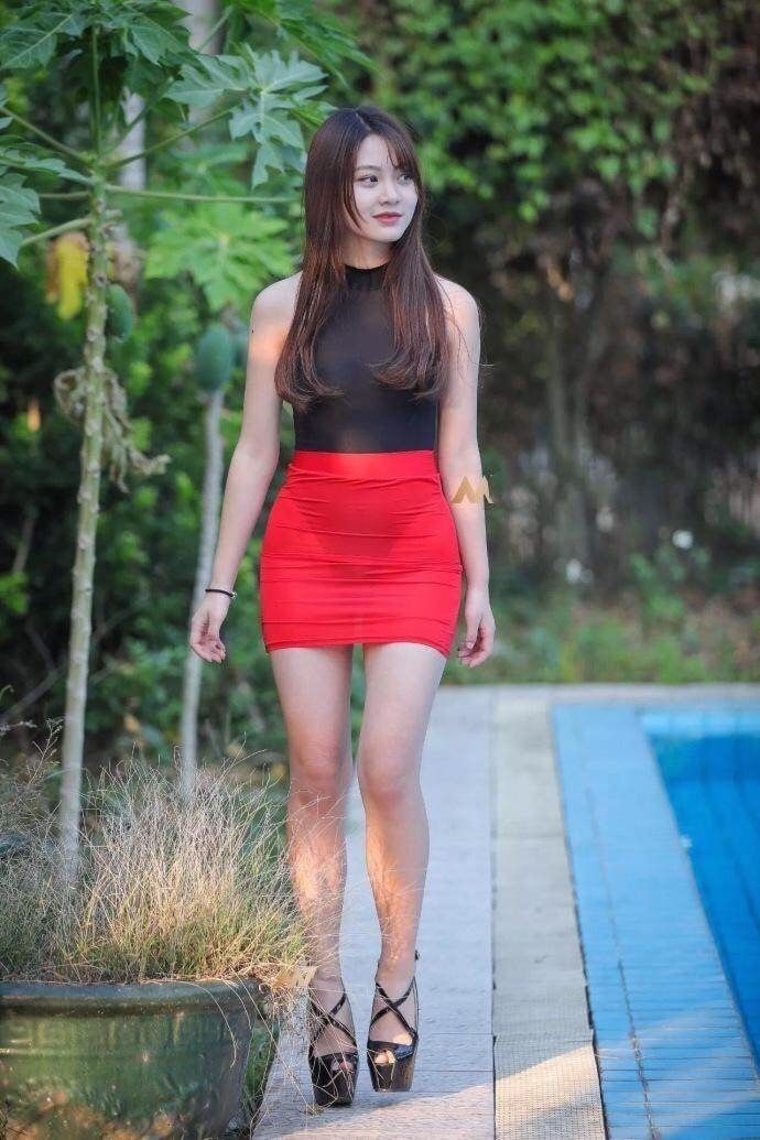 丰腴辣妈喜欢穿紧身包臀裙，不仅能凸显气质，也能勾勒出好身材