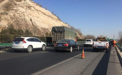 大货车其实并不可怕，超车时，牢牢记住这4点就好！