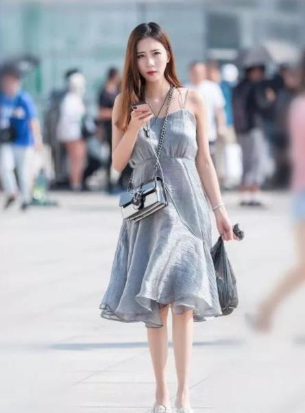 【风姿绰约】街拍:风姿绰约的白色装美女,身材高挑,彰显十足女性魅力