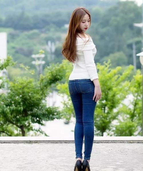 身材超级好的小姐姐穿紧身打底裤秀出完美身材，展现迷人曲线！
