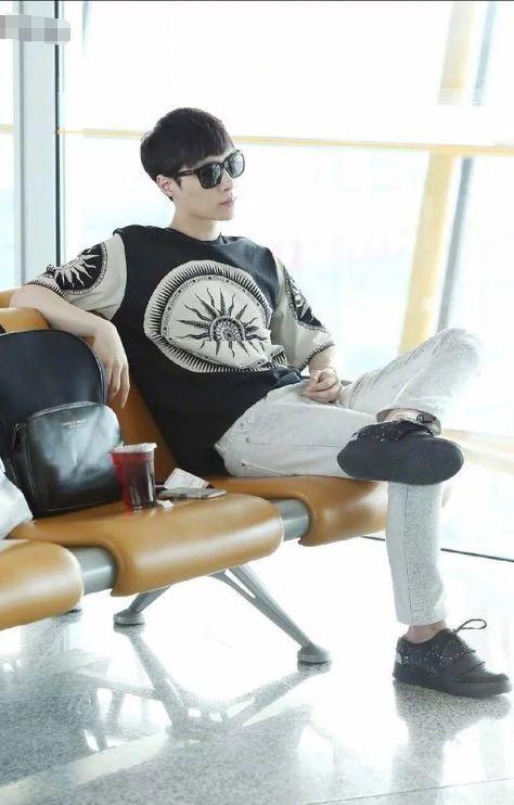 当红男星走机场谁丑谁尴尬张艺兴、蔡徐坤、易烊千玺、王俊凯