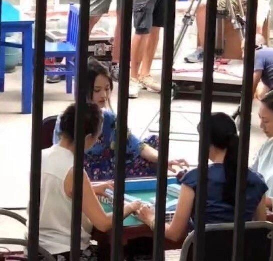 郑爽真是女星中的“奇葩”，不扮美，不装仙，大裤衩子别具一格