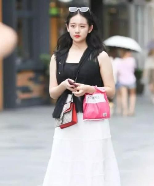  『气质』美女时尚街拍：窈窕淑女的美女，一条玫红色的连衣裙，时尚美丽大方气质