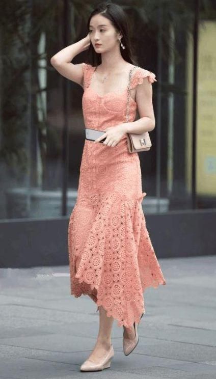 软妹风小女人蕾丝花边镂空衫搭配小热裤，还有一种野性美!