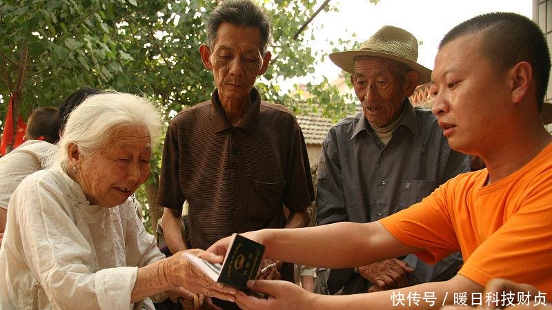 养老金新消息，部分人可以领取双份养老金，可能有你！