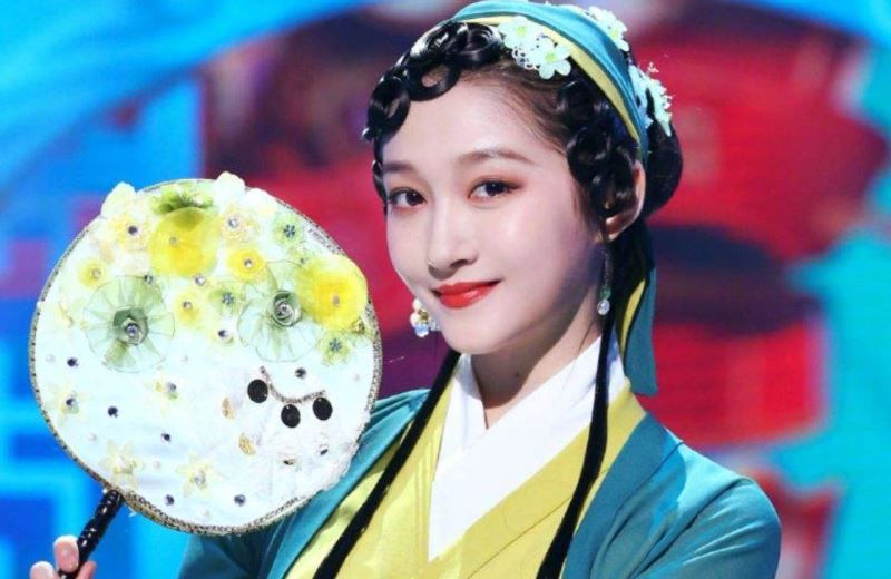  看点：新一期《王牌对王牌》看点多多，关晓彤cos小青造型美丽动人