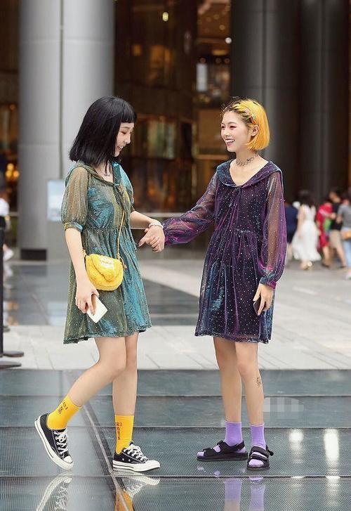 街拍：美女穿抹胸装上街，低头浅笑显妩媚，简直太撩人