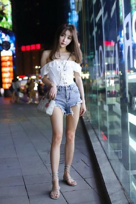 街拍美女: 抹胸短裙衬托迷人身姿，大白腿真迷人