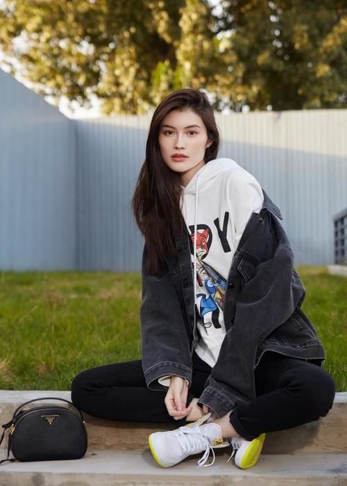  『戚薇联名款』开春不穿水果色卫衣怎么行，男星女星都在穿，再不穿一件就out了