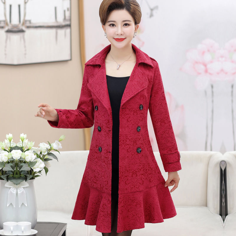 今年流行的薄风衣，一款比一款洋气百搭，50岁妈妈穿上美爆了