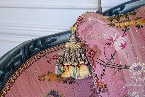 她是凡尔赛宫的点缀,也是女神裙上的珠光