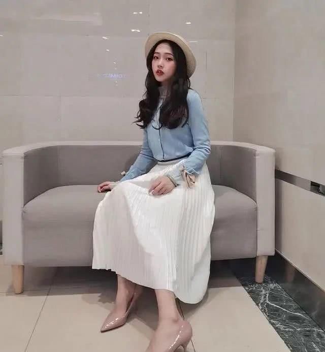  [针织衫]今年很流行的蓝色针织衫，搭配这5种“下装”，时髦显高又好看