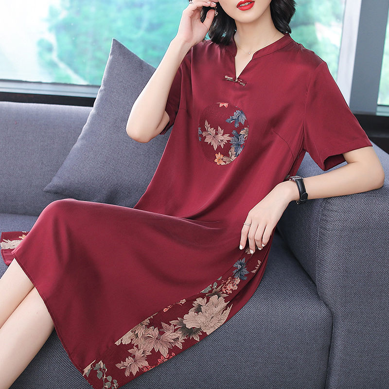 45岁的妈妈穿了条“冷淡风”长裙，太惊艳了!青春时髦还显瘦