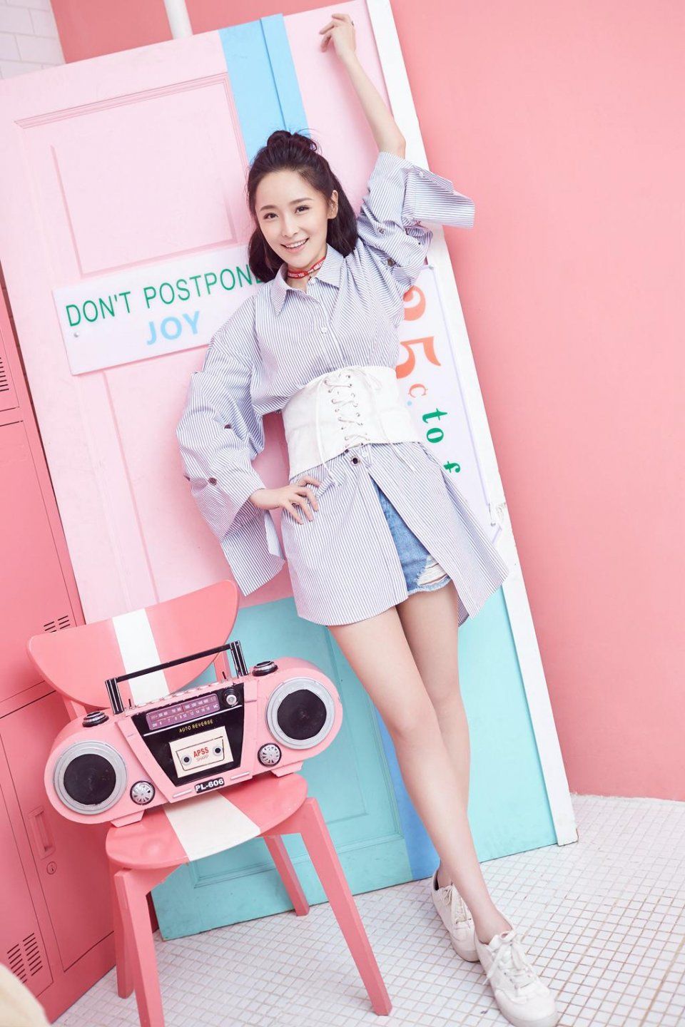 李曼夏日灵动写真曝光  清新甜美再现“长腿杀”