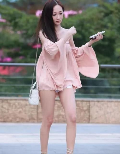  「风采」街拍：肤如凝脂的小姐姐，一件黑色的连衣裙，时尚女神风采
