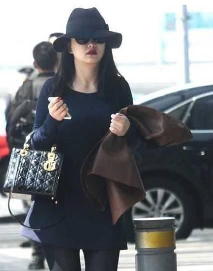 同是香肩小露，赵薇看起来更胖，李湘则像瘦十斤，全因一个小技巧