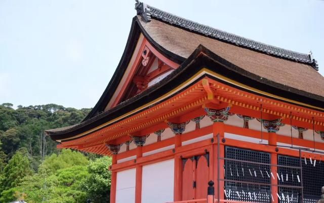 日本清水寺建筑独特，身着和服行走于街巷的女子，成靓丽的风景