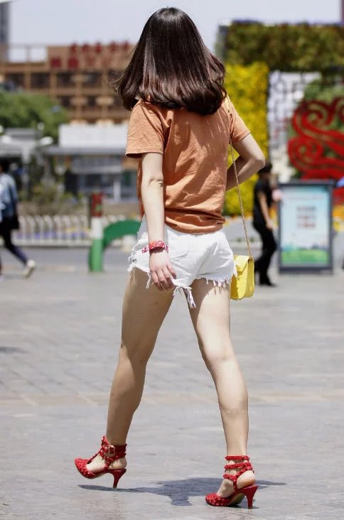 气质小姐姐一身普通的装扮穿出知性与时尚，网友：果然人美穿什么