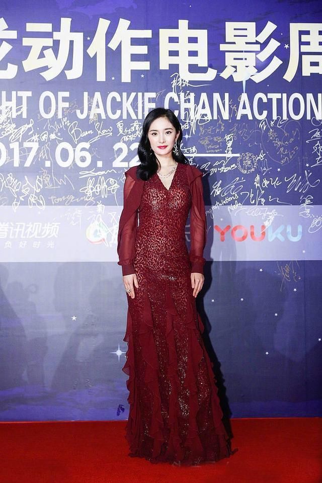 47岁俞飞鸿与32岁杨幂同穿红裙，一个温婉一个老土，气质有点差距