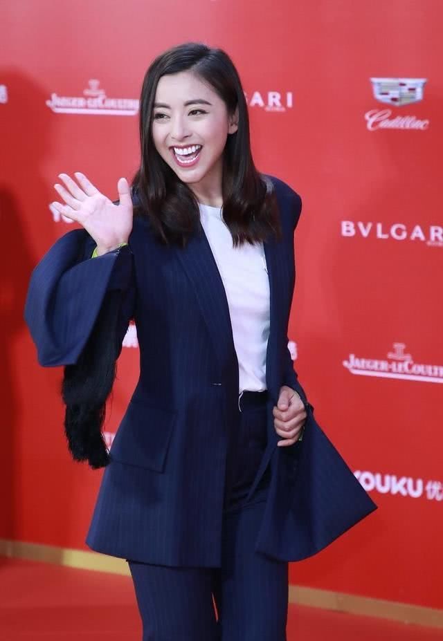  喇叭裤@黄小蕾太信心，穿西装配线拖地板喇叭裤原本挺美，但门牙太白成闪光点