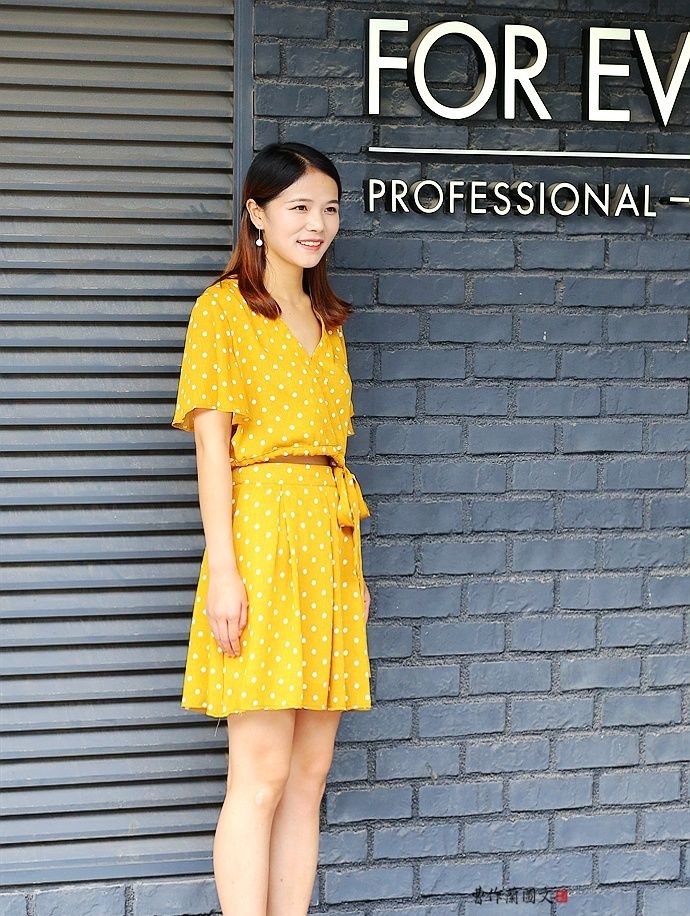  「个性」街拍:美女卡其色的休闲西装,搭配同色系的高腰阔腿裤,个性十足