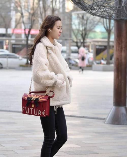  风采：街拍：温柔可人的美女，一条黑色的连衣裙，时尚唯美气质风采