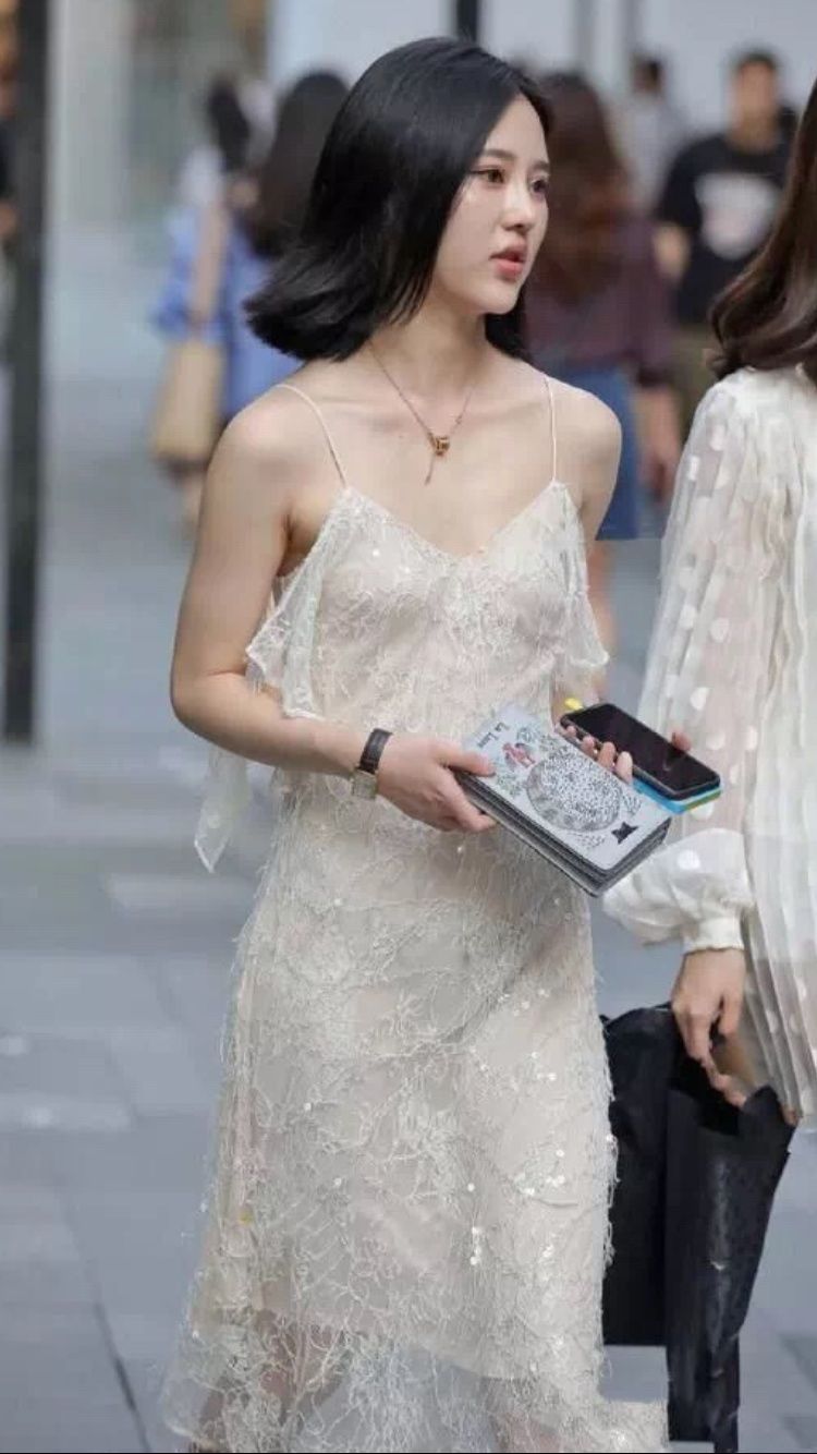 性感街拍丨外翻短发美女穿薄纱吊带裙,有亮点不止一处