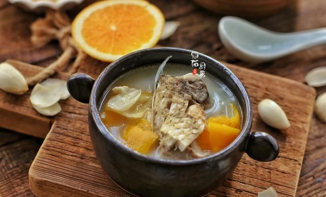  【鱼汤】以前不懂橙子皮还可以这么用，和鱼汤搭配真不错，现在知道还不晚