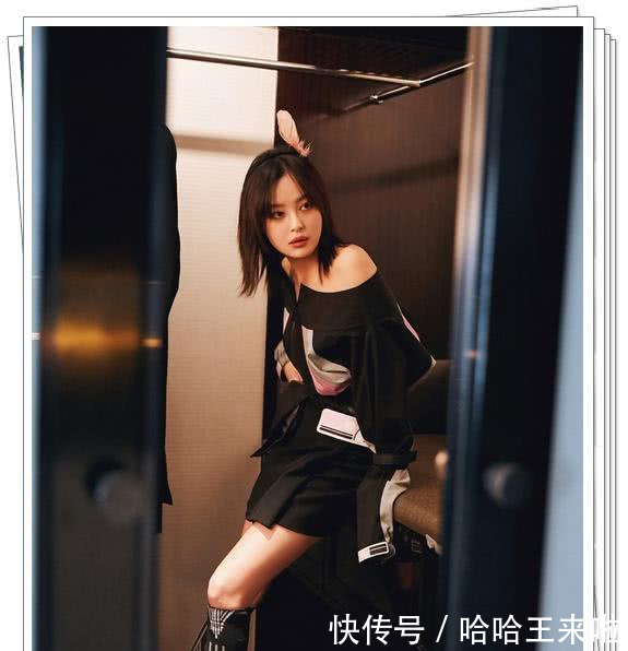 辛芷蕾为秀性感，背带裤只穿下半身，网友目光全被这小蛮腰锁定了