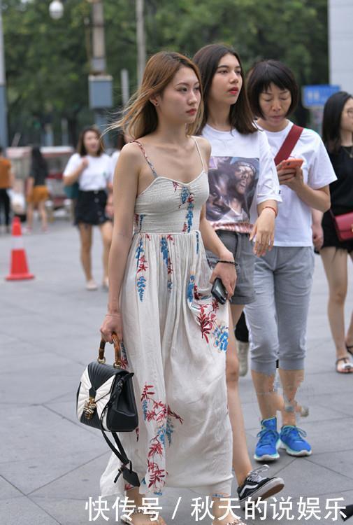  #美女#美女街拍：时髦的打底裤小姐姐，身材曼妙，魅力十足！