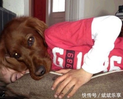 参加活动，姑娘穿着报纸做成的衣服，真是太时尚了