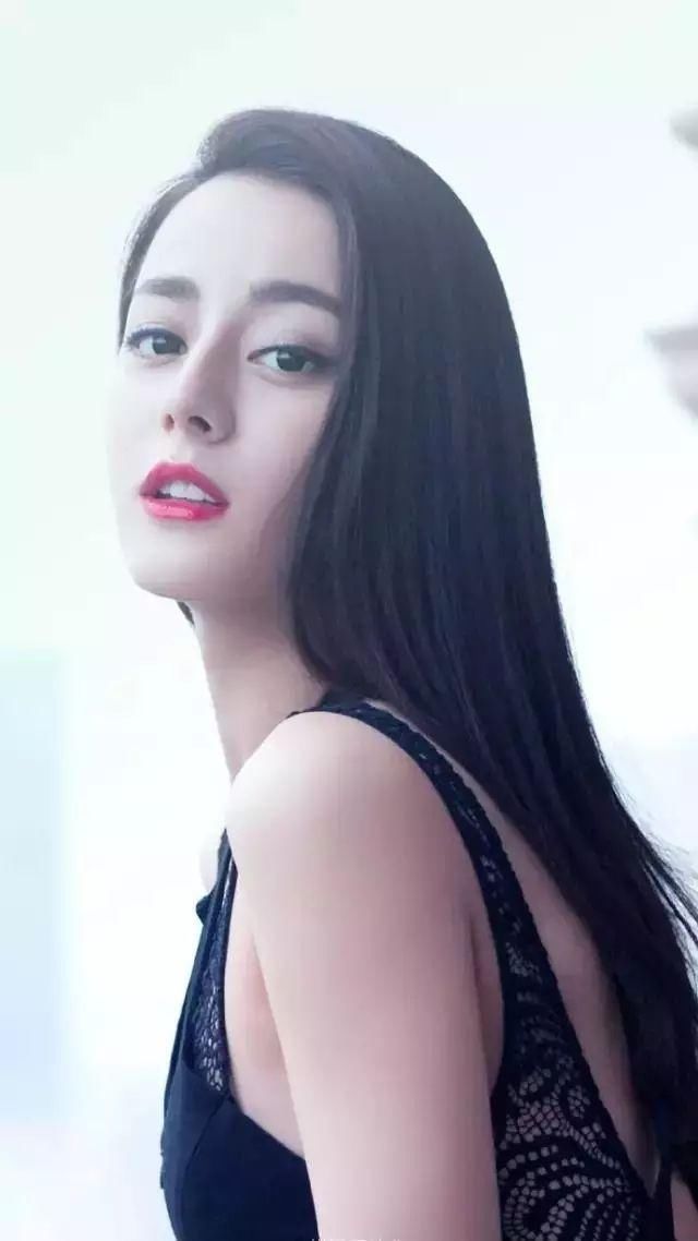 26岁迪丽热巴真厉害，上半身那条缝开得太长了，网友:这身材绝了