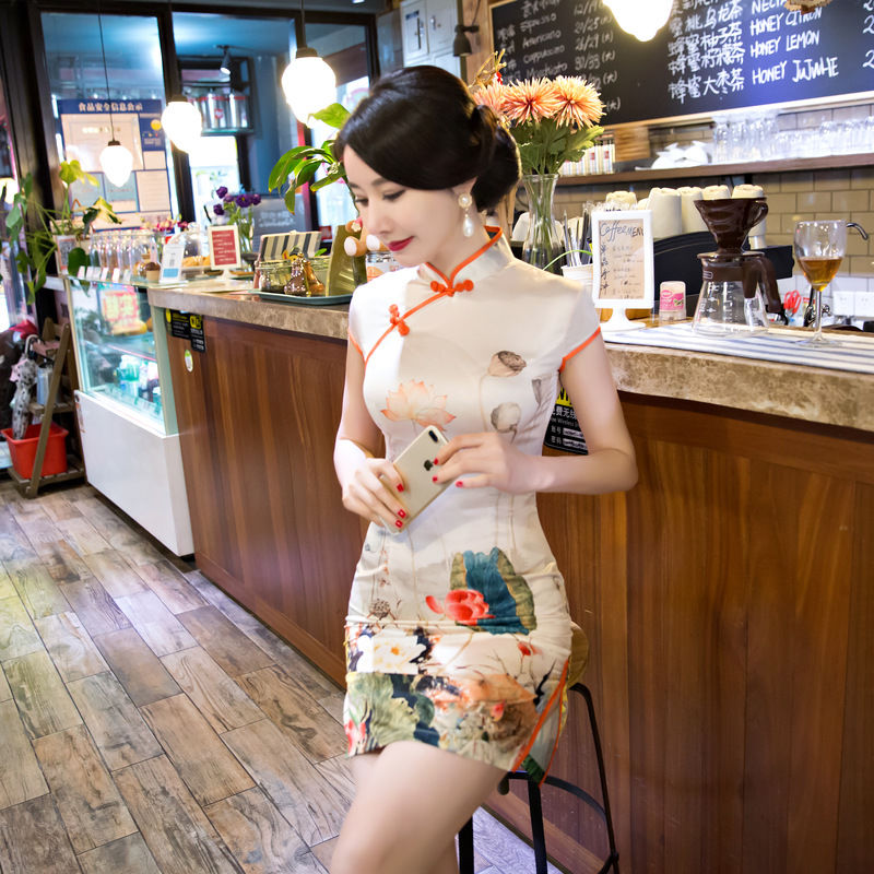 50岁嫂子就爱穿旗袍，去参加同学聚会，国色天香，美得倾国倾城