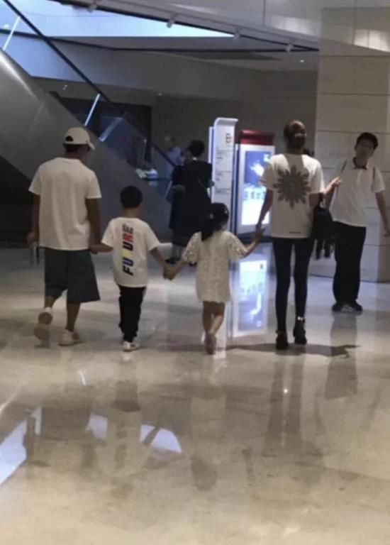 王宝强被拍新恋情“一家四口”手牵手，经纪公司这样回应