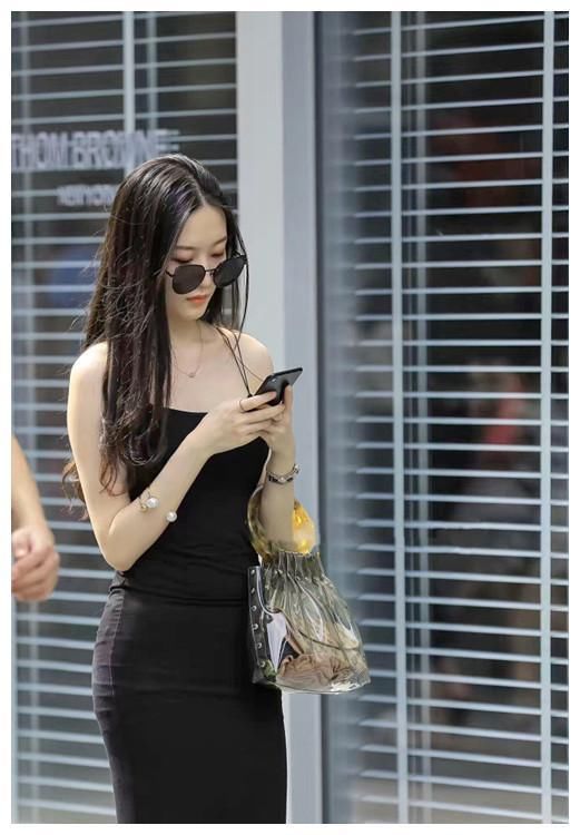 街拍:图1性感吊带连衣裙，图2清纯学院风穿搭，图3简约大气套装
