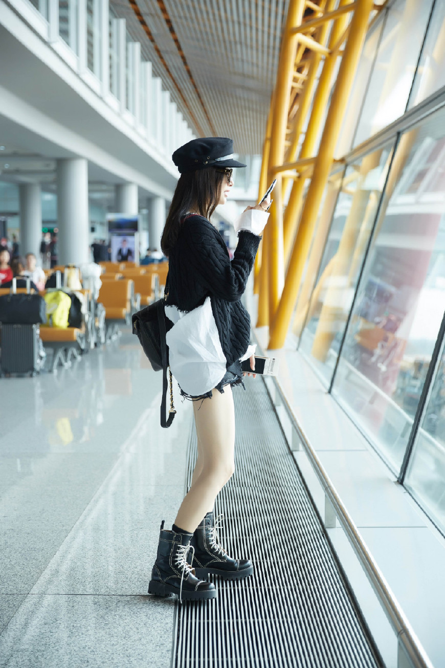 37岁秦岚太惊艳了！一袭黑色长裙配红唇，网友：性感与气场兼得