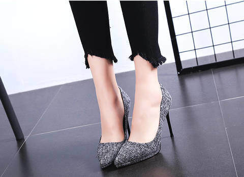 简约而时尚的布料纹理，让穿上这款高跟鞋的人更加的性感