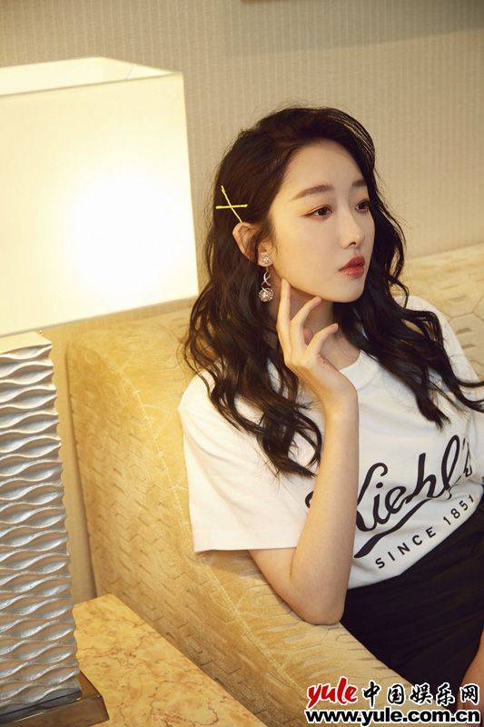 蒋梦婕"蜜桃肌"柔嫩惊艳 现场分享护肤心得反响好