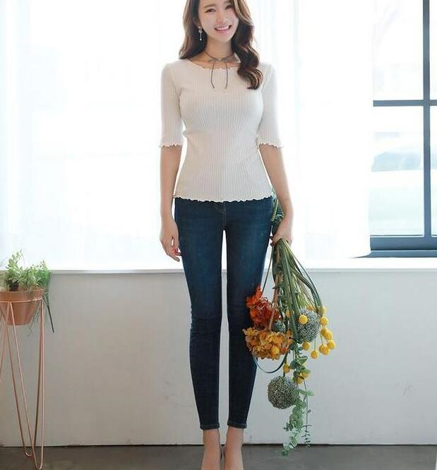 俏皮可人的牛仔裤美女，秀出笔直腿型，身材颜值俱佳！