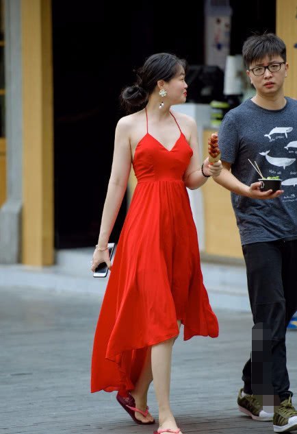 气质小姐姐身穿红色的连衣裙摆拍，尽显妩媚多姿的体态美感