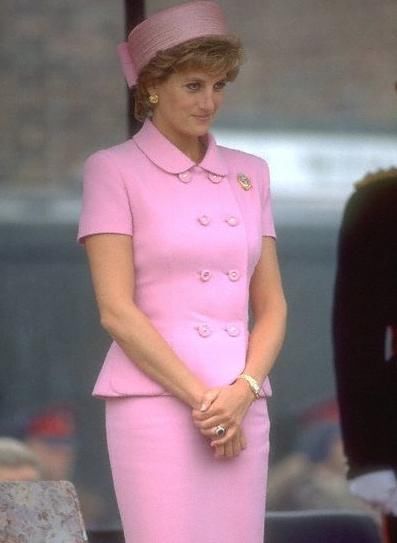 胸针迷戴胸针的戴安娜