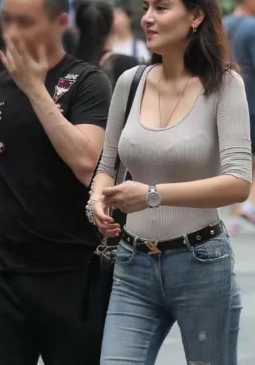 时尚小妈妈和男友逛街牛仔裤勾勒出了性感的身材，丰腴的上围