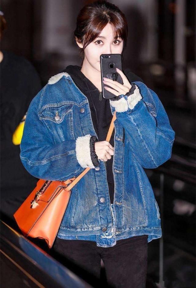 李菲儿这裤子穿得也太大胆了吧，网友的目光全被锁定！