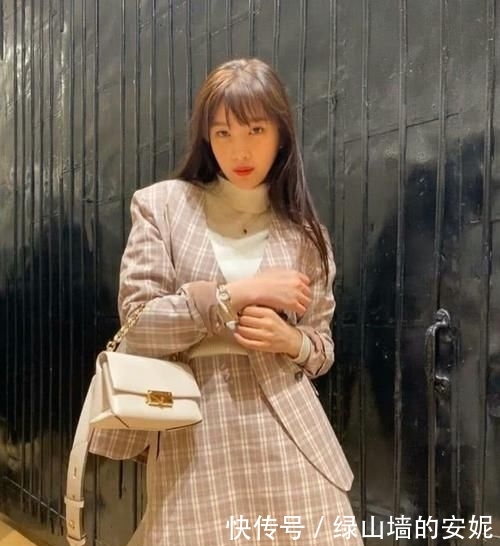  【增加】JOY时尚周穿搭日常，格纹西服套裙搭高领毛衣出镜，减龄温柔