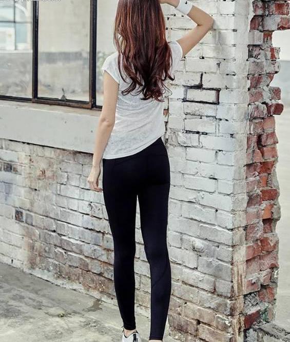 紧身打底裤：凹凸明显的美女，韵味十足，非常显气质！