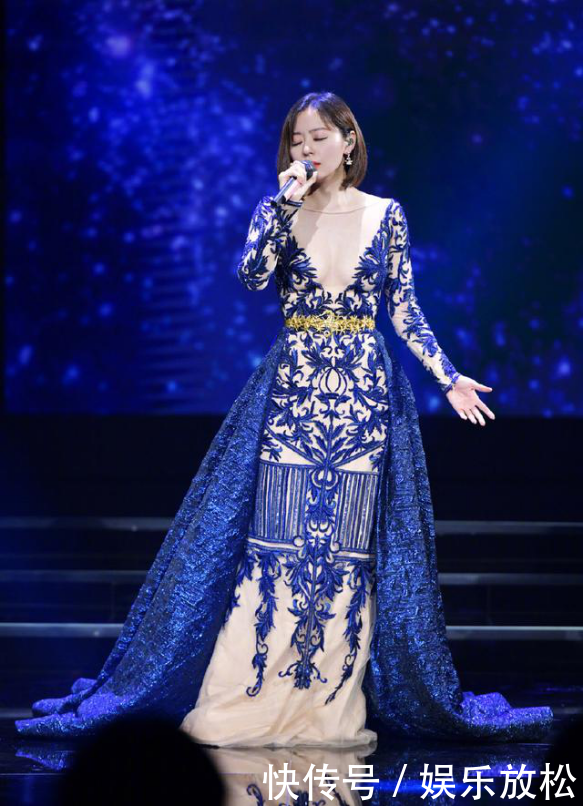 33岁张靓颖穿黑色开衩裙亮相，尽显成熟女性的魅力