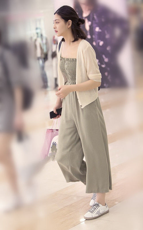 路人街拍:温文尔雅的你不需雍容华贵的服饰，素衣照样衬托你的美